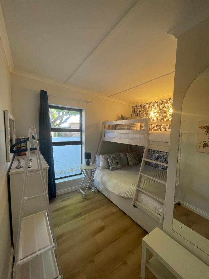 Adorable 2 Bedroom Cottage With Spacious Veranda Херманус Экстерьер фото